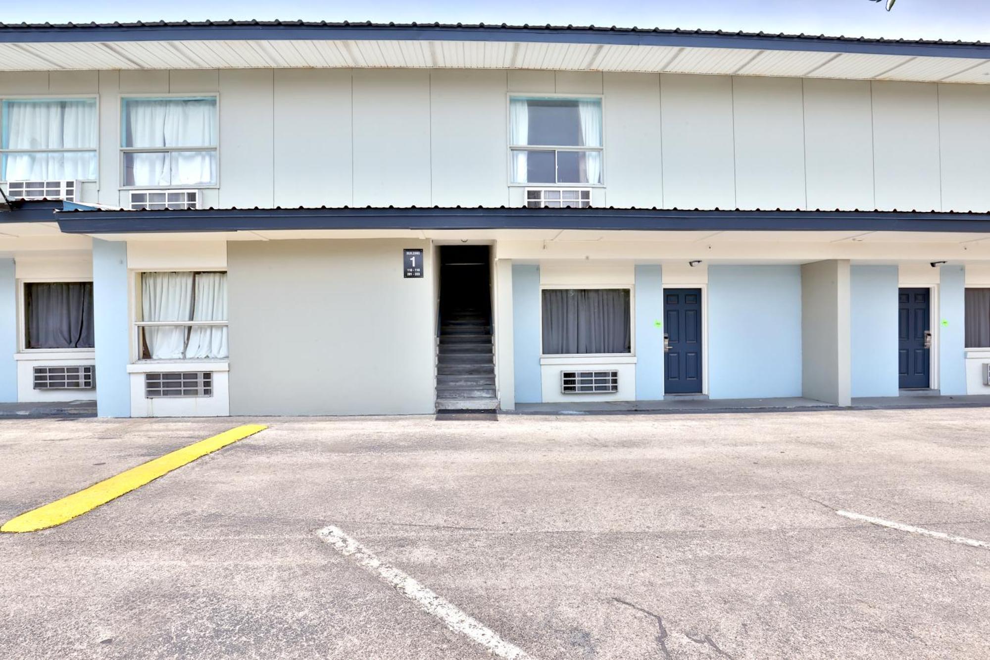 Americas Best Value Inn San Antonio Airport South Exterior photo